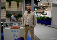 Dmytro Kroshka from USPA. They export apples from Ukraine.